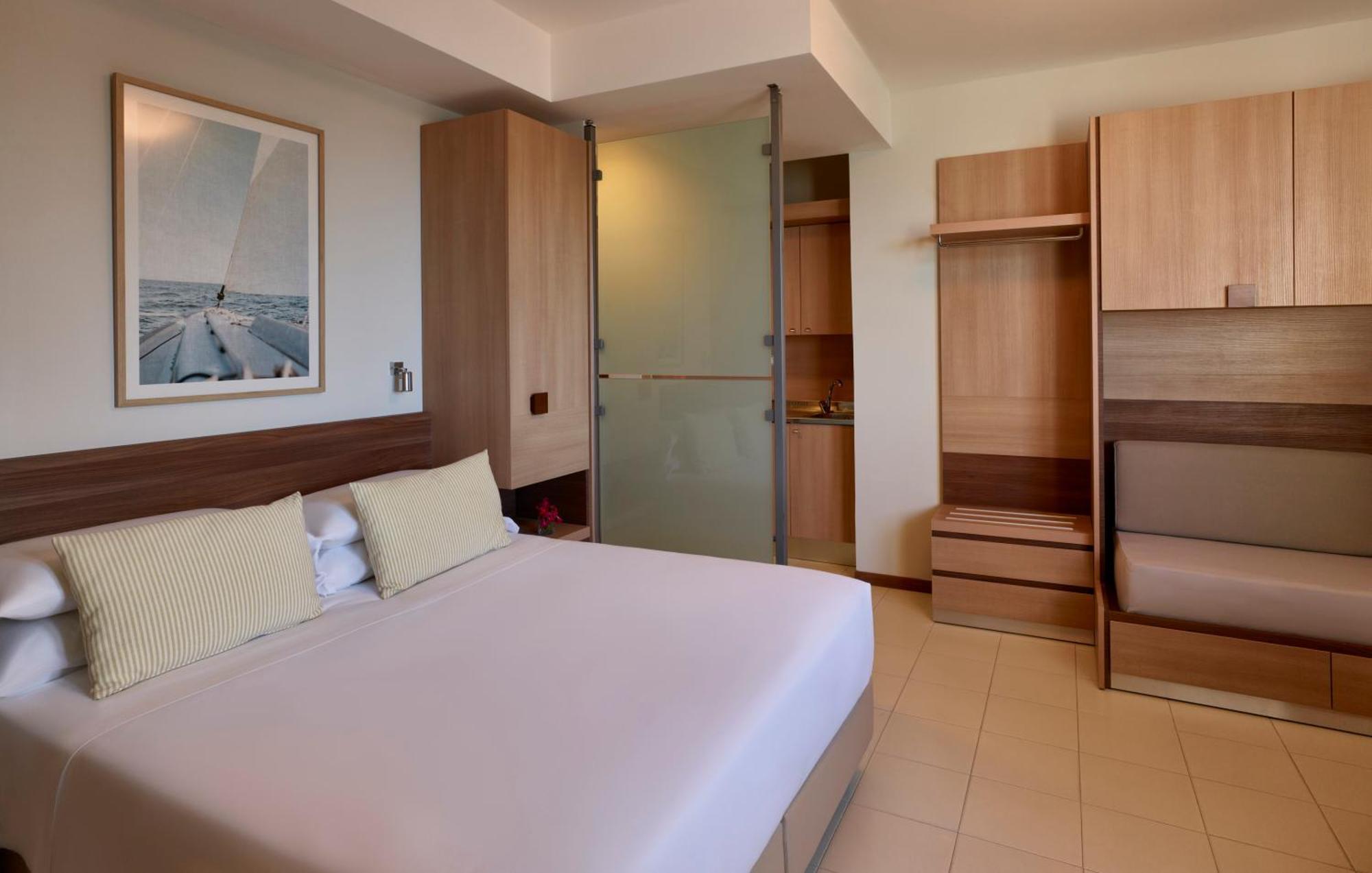 Serena Majestic Residence Montesilvano Marina Habitación foto
